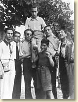 Quindicenne, portato in spalla dai comni di scuola, Caltanissetta 1936