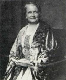 Maria Montessori con le insegne accademiche