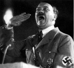 Adolf Hitler durante uno dei suoi comizi